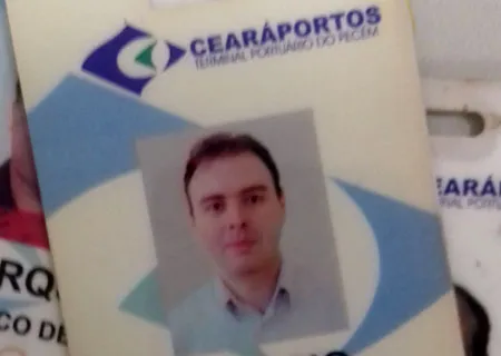 Antigos crachás no modelo adotado quando do início das operações e utilizados até 2008 quando da remodelação de tecnologia e modernização da imagem.