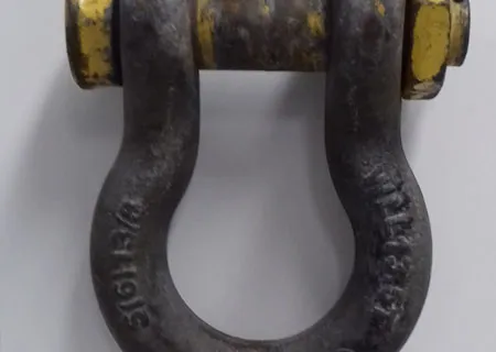 Manilha de amarração de carga utilizada nas operações. Esta possui cerca de 10 quilos e é utilizada em amarração de cargas de grande porte.