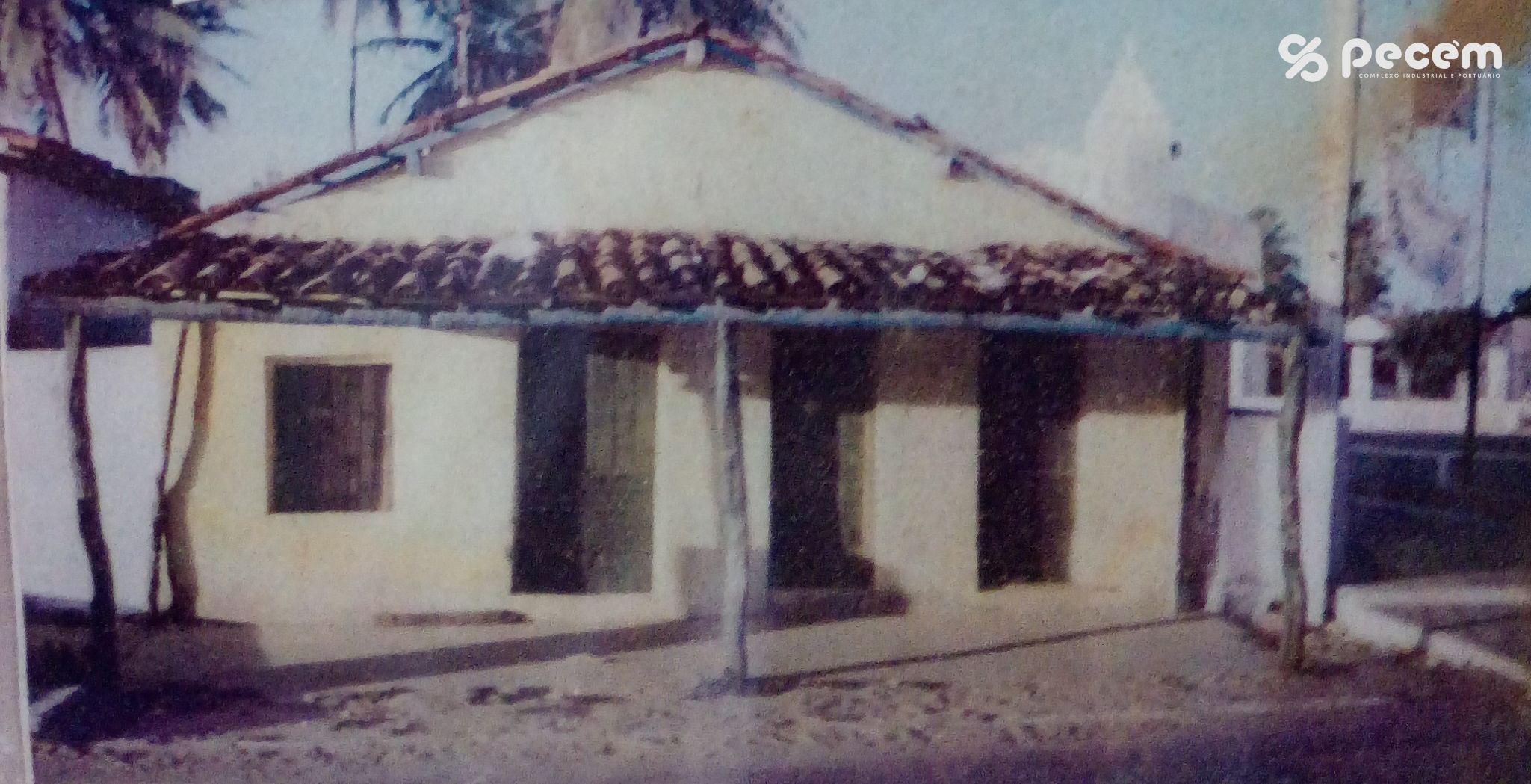 1982 - RESIDÊNCIA DO SR. JOÃO CAIRARA, VIZINHO A PRAÇA DA IGREJA DO PECÉM. POSTERIORMENTE PASSOU A SER UM RESTAURANTE NO LOCAL.