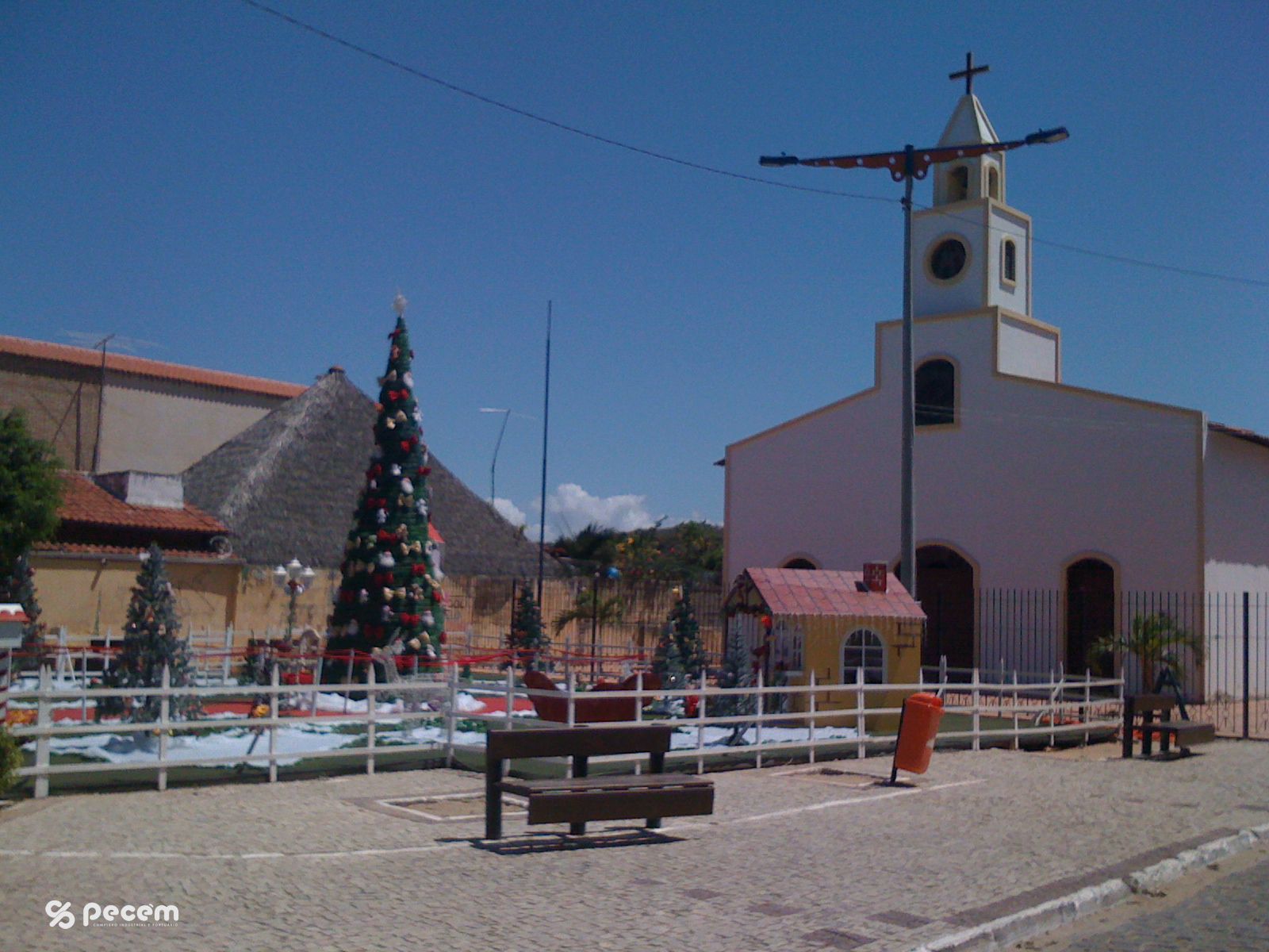 2009 - PRAÇA DA IGREJA DO PECÉM COM DECORAÇÃO DE NATAL.