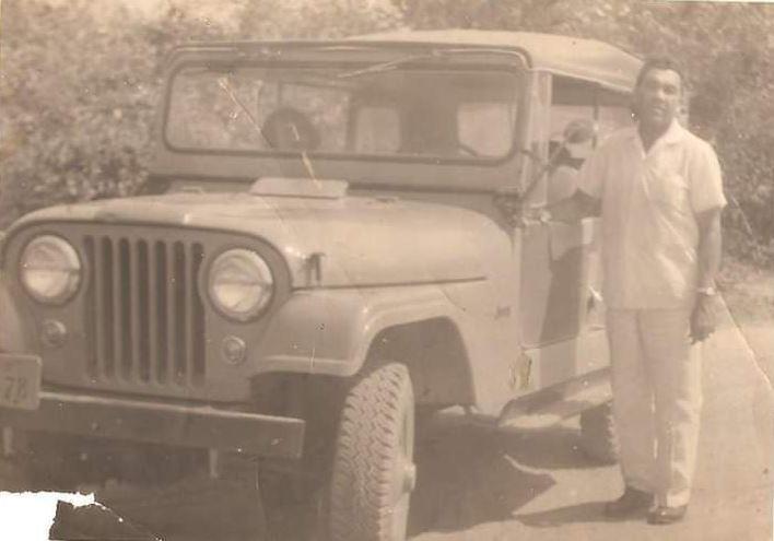 1976 - Sr. Luiz Ferreira e seu Jeep que usava para atender a comunidade, inclusive no transporte de enfermos.