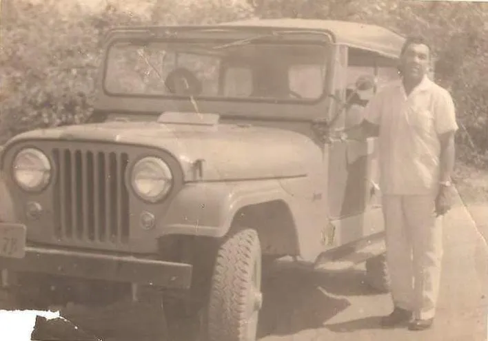 1976 - Sr. Luiz Ferreira e seu Jeep que usava para atender a comunidade, inclusive no transporte de enfermos.