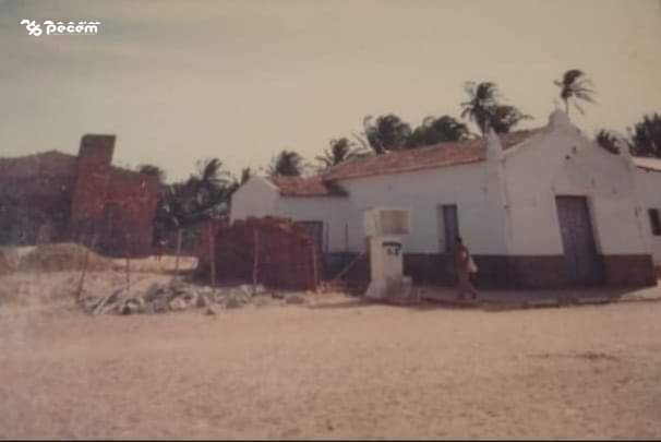 1980 – Igreja do Pecém; ao seu lado a coluna da TV Comunitária que funcionava até as 21h