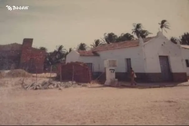 1980 – Igreja do Pecém; ao seu lado a coluna da TV Comunitária que funcionava até as 21h