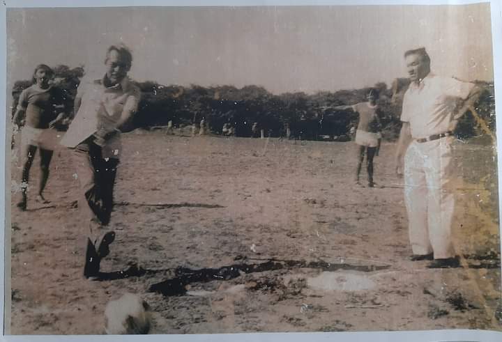 1983 – SR. LUIZ FERREIRA DE SOUZA E O PREFEITO DE SGA, SR. WALTER RAMOS DE ARAÚJO, NO CHUTE INICIAL QUE INAUGUROU O CAMPO DE FUTEBOL ONDE HOJE ESTÁ CONSTRUÍDO O MERCADO. SOBRE O TERRENO FOI FEITO UM TERMO DE COMODATO QUE DURARIA A GESTÃO DO ENTÃO PREFEITO.
