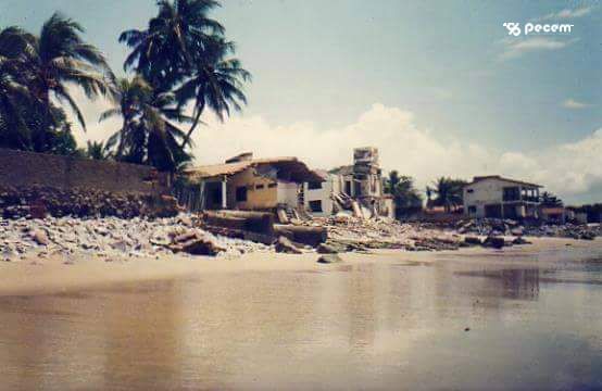 1998 – Registro do avanço do mar que causou danos em algumas residências.
