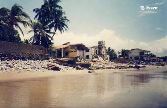 1998 – Registro do avanço do mar que causou danos em algumas residências.