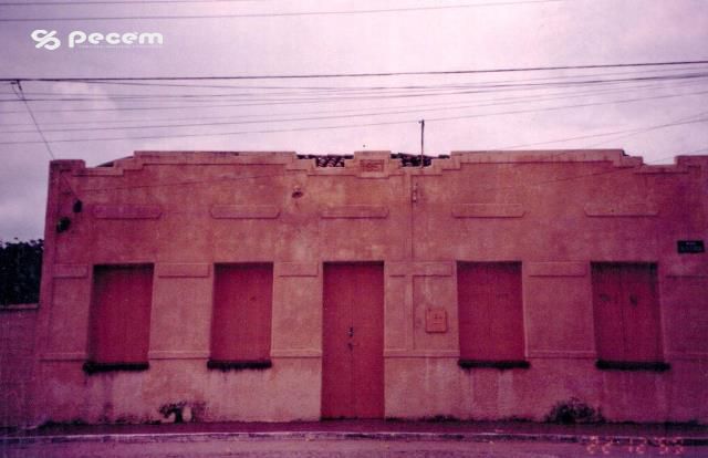 1999 - ANTIGO ARMAZÉM DE TECIDOS CONSTRUÍDO DE 1916 A 1935 DE ROLDÃO DE OLIVEIRA DIAS; DE 1936 A 1952 RESIDÊNCIA DE FRANCISCO MENDES DE OLIVEIRA (FILHO DE ROLDÃO); DE 1953 A 1965 RESIDÊNCIA DE JOSÉ DE OLIVEIRA DIAS (FILHO DE FRANCISCO); A PARTIR DE 1965 CASA DE ORAÇÃO.
