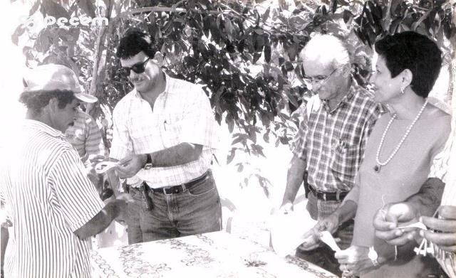 1999 - ENTREGA DE CHAVES A REASSENTADOS.