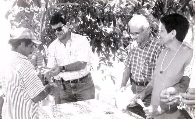 1999 - ENTREGA DE CHAVES A REASSENTADOS.