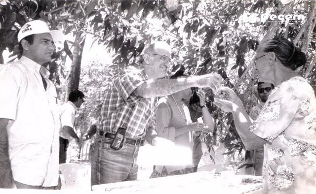 1999- ENTREGA DE CHAVES A REASSENTADOS.