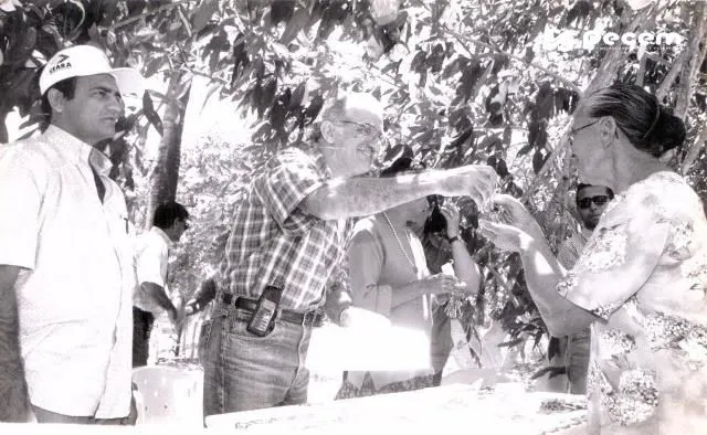 1999- ENTREGA DE CHAVES A REASSENTADOS.