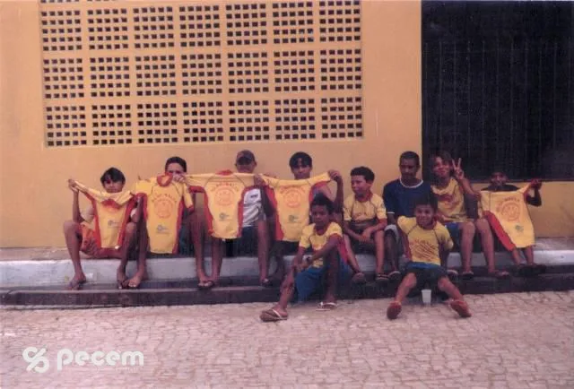 2005 - CRIANÇAS DA ESCOLINHA DE SURF PARTICIPANDO DA FESTA DE SÃO PEDRO.