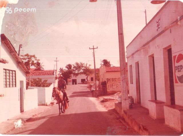 1980 - RUA MARCIOLINA SAMPAIO - A DIREITA CASA DO SR. MIRANDINHA E NO FINAL DA RUA A MERCEARIA DO SR. RAIMUNDO ANTERO.