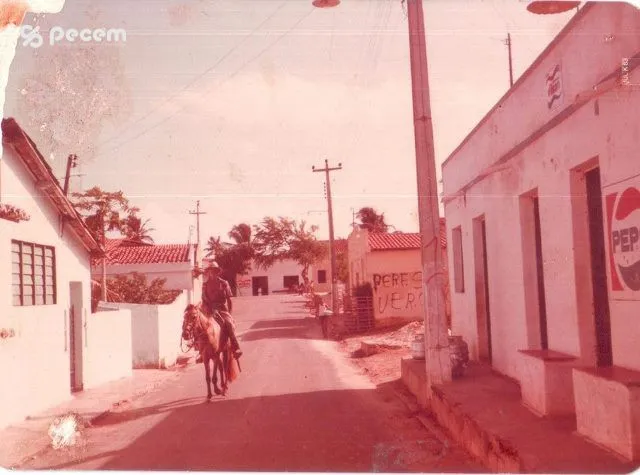 1980 - RUA MARCIOLINA SAMPAIO - A DIREITA CASA DO SR. MIRANDINHA E NO FINAL DA RUA A MERCEARIA DO SR. RAIMUNDO ANTERO.