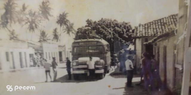 1966 - O PRIMEIRO ÔNIBUS DO PECÉM À FORTALEZA - PROPRIETÁRIO O SR JOSÉ CRISÓSTOMO - O ITINERÁRIO ERA PARADA CATUANA PRIMAVERA CAUCAIA E FORTALEZA.