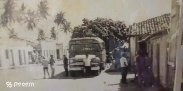 1966 - O PRIMEIRO ÔNIBUS DO PECÉM À FORTALEZA - PROPRIETÁRIO O SR JOSÉ CRISÓSTOMO - O ITINERÁRIO ERA PARADA CATUANA PRIMAVERA CAUCAIA E FORTALEZA.