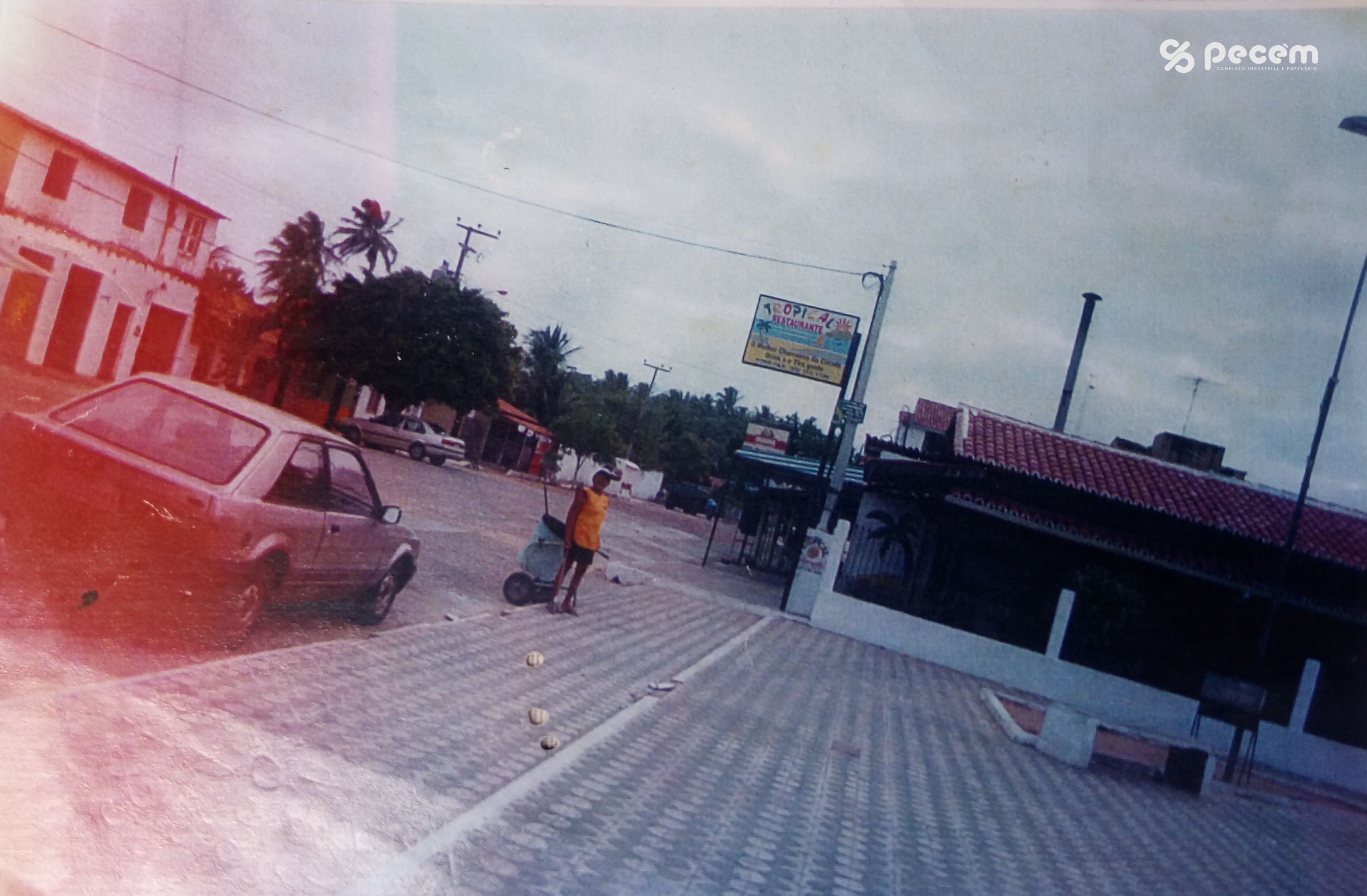 1988 - RUA SÃO LUIS GONZAGA VENDO PARTE DO CALÇADÃO DA IGREJA.