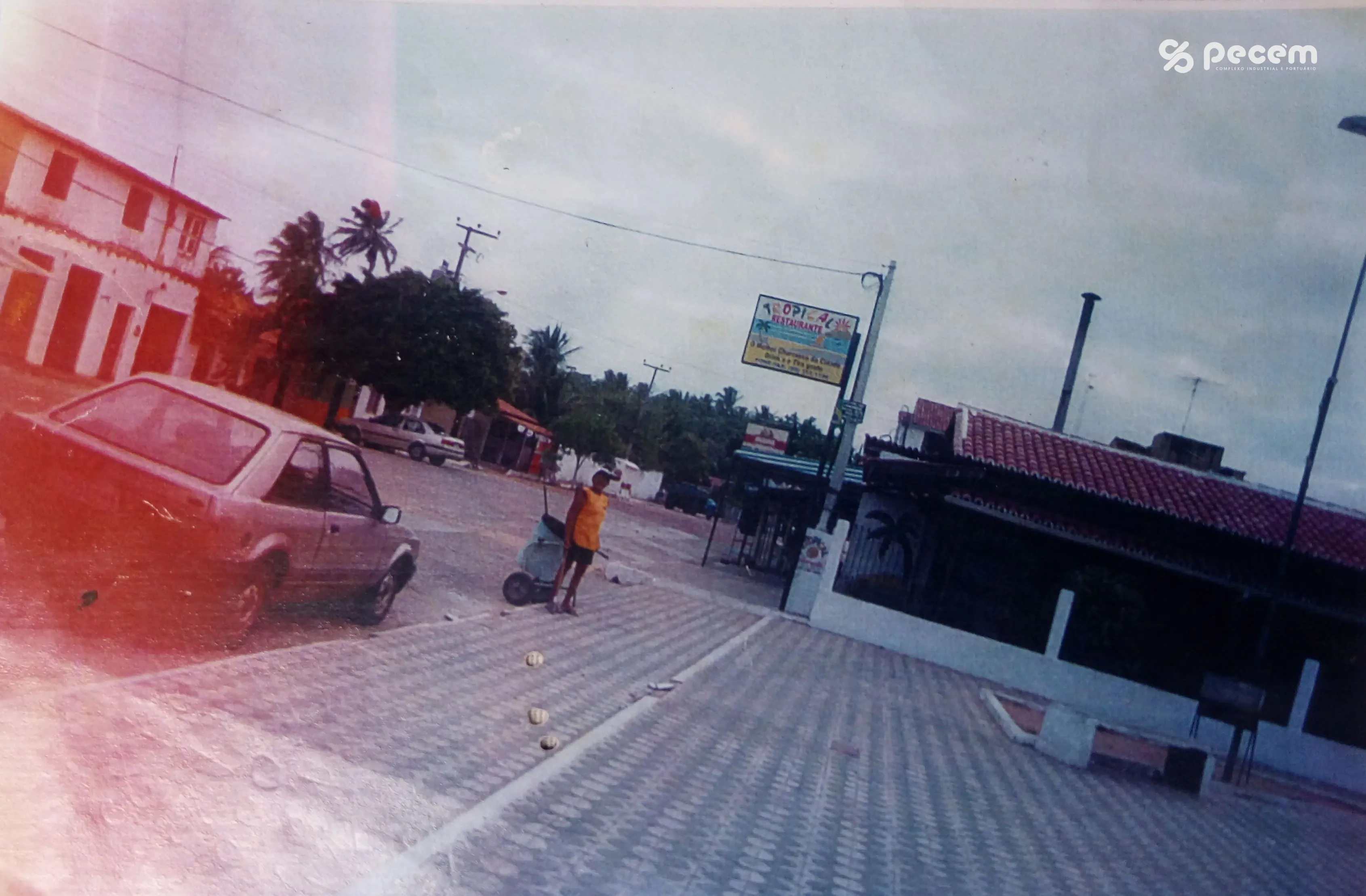 1988 - RUA SÃO LUIS GONZAGA VENDO PARTE DO CALÇADÃO DA IGREJA.