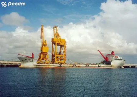2000 - Em agosto o navio Zhen Huan 4 traz e desembarga os dois guindastes de operação