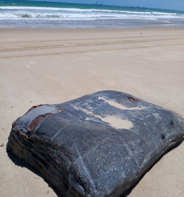 2018 – Em 20 de novembro aparece na praia do Pecém fardos de borracha, que a população a princípio chamou de “caixas misteriosas”. Cada um com quase 100 quilos aproximadamente, após pesquisas se verificou serem provenientes do naufrágio do MV Weserland que foi afundado pelo destroier USS Sommers da Marinha americana, em janeiro de 1944 ou do navio SS Rio Grande que também foi afundado poucos dias antes do MV Weserland. Os fardos provenientes do navio MV Weserland constavam com inscrições gravadas em ideograma japonês, o kanji, diferente dos fardos do SS Rio Grande. O problema é que estas inscrições não estão bem visíveis ou se apagaram com o tempo, sendo difícil a identificação. Em 1944, há registros, inclusive em vídeo (da Universal Newsreel), de jangadeiros trazendo da volta do mar, alguns fardos que se sabe, na época, vendiam em Fortaleza por 6 cruzeiros o quilo. Foto: José Claudio de Araújo