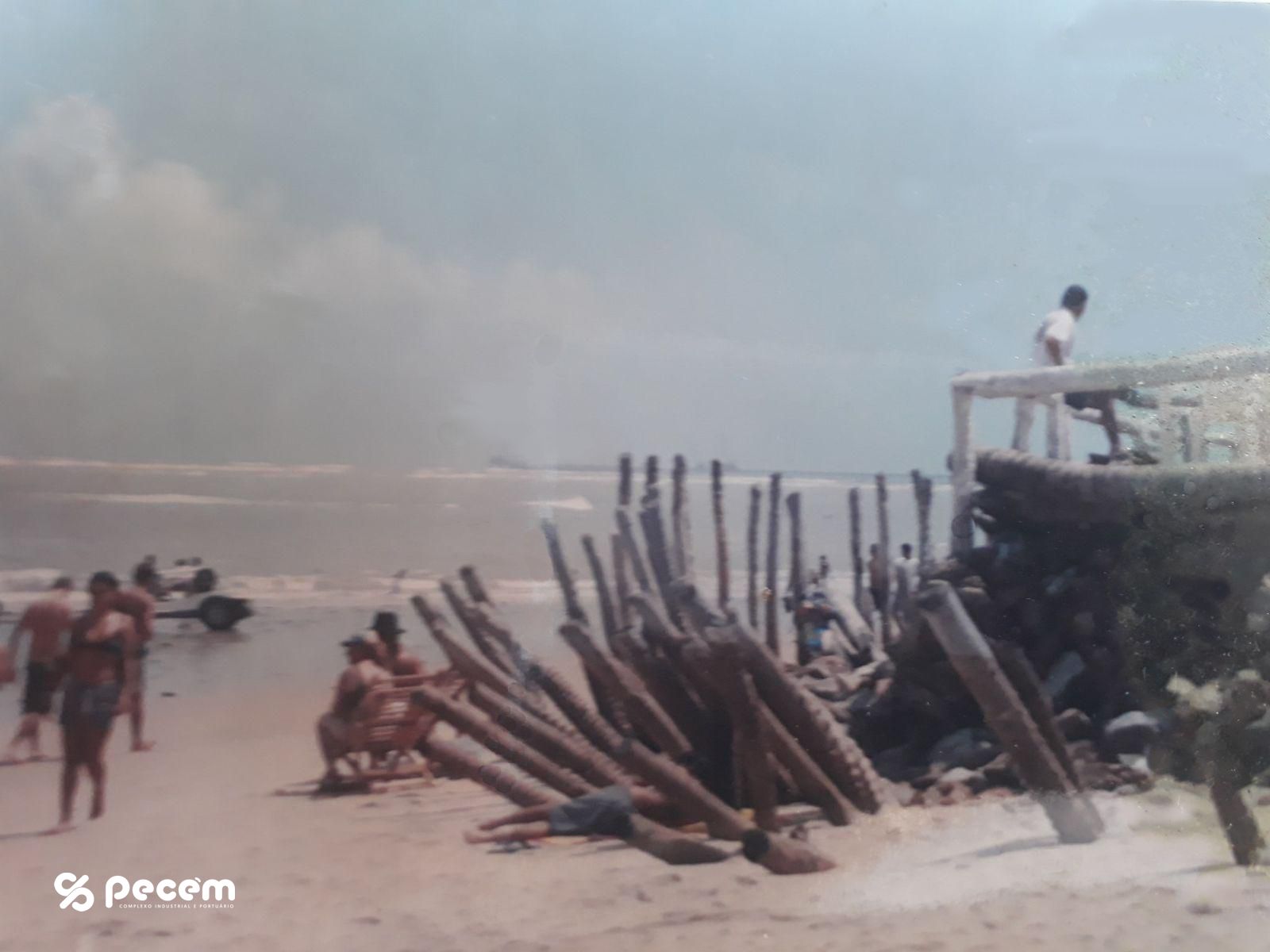 1998 - Bar do Pedrão com estrutura parcialmente comprometida devido ao avanço do mar.