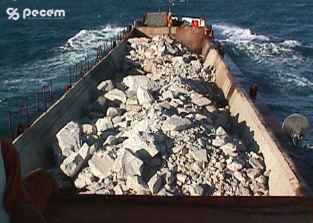 1997 - Balsa para carregamento de pedras para o quebra mar