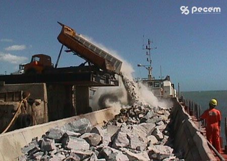 1998 - Carregamendo da balsa com pedras para o quebra mar