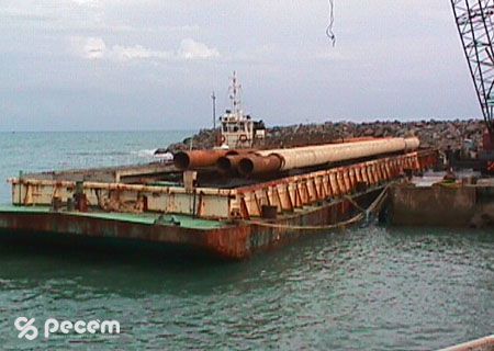 1998 Deslocamento de pilares da ponte realizados por balsa