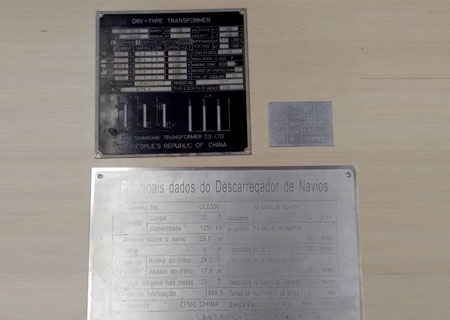 Placas de registro do 1º guindaste do Terminal, fabricado pela chinesa ZPMC e que ficavam localizadas na cabine de operação.