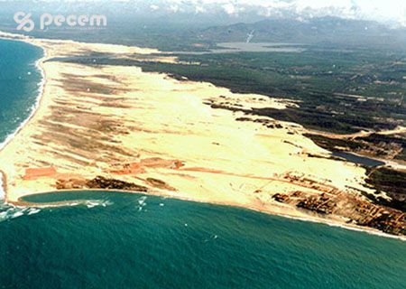 1996 (Maio) - Início das obras do Terminal Portuário do Pecém e obras de infra-estrutura. Foto: 1996 Ponta do Pecém - Instalação do Canteiro de obras.